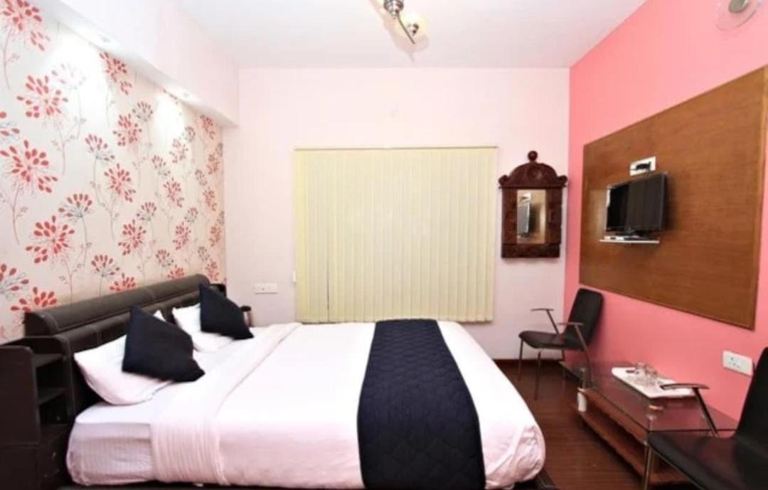 Savi'S Home Stay Уті Номер фото