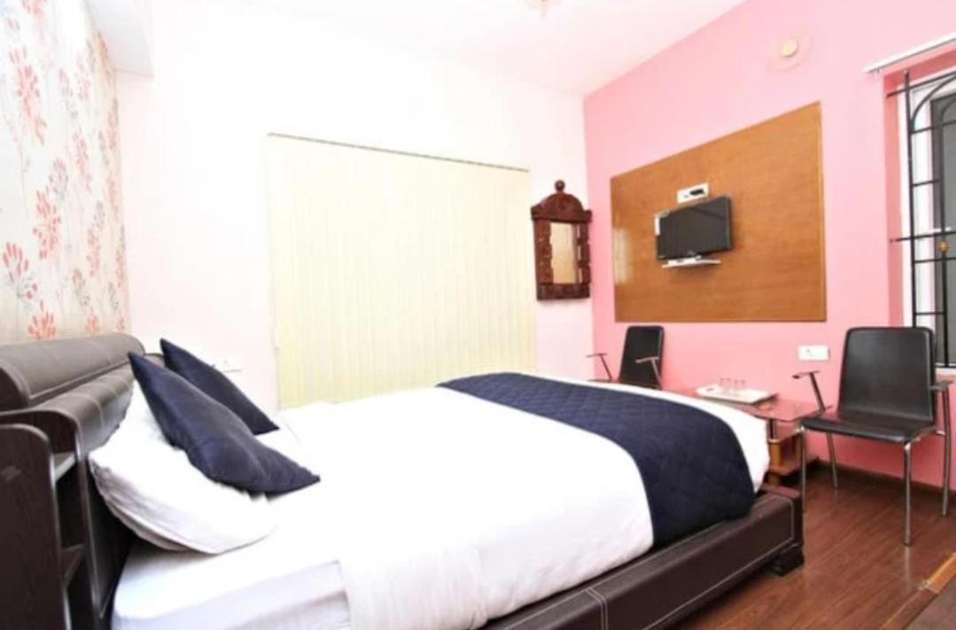 Savi'S Home Stay Уті Номер фото